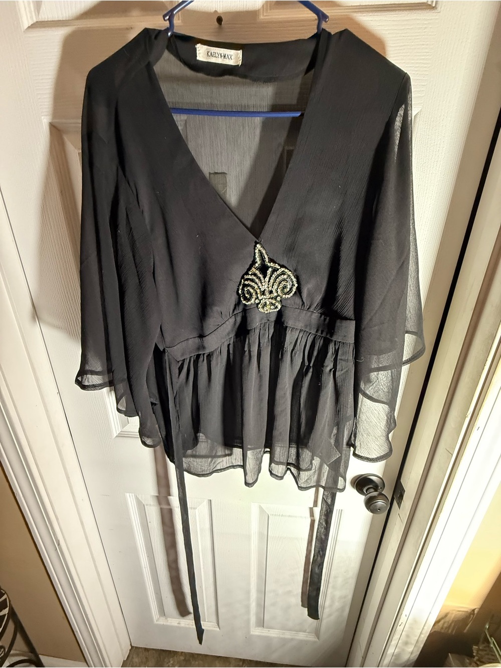 Kaelyn and Max flowy top with rhinestone design. 1X